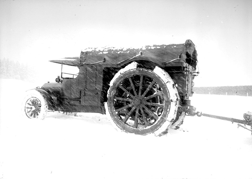 Lastwagen als Zugmaschine einer 15cm Haubitze - CH-BAR - 3241012