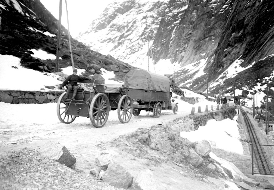 Lastwagen auf der Rückfahrt auf der Gotthardstrasse - CH-BAR - 3241111