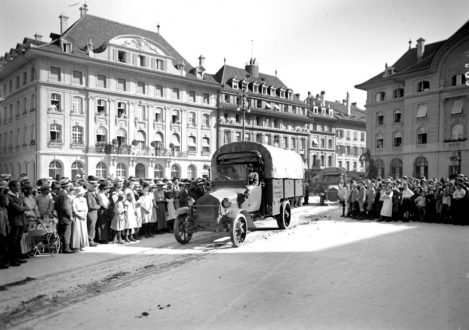 Lastwagen der Haubitzenabteilung durchqueren die Bundesstadt - CH-BAR - 3240903