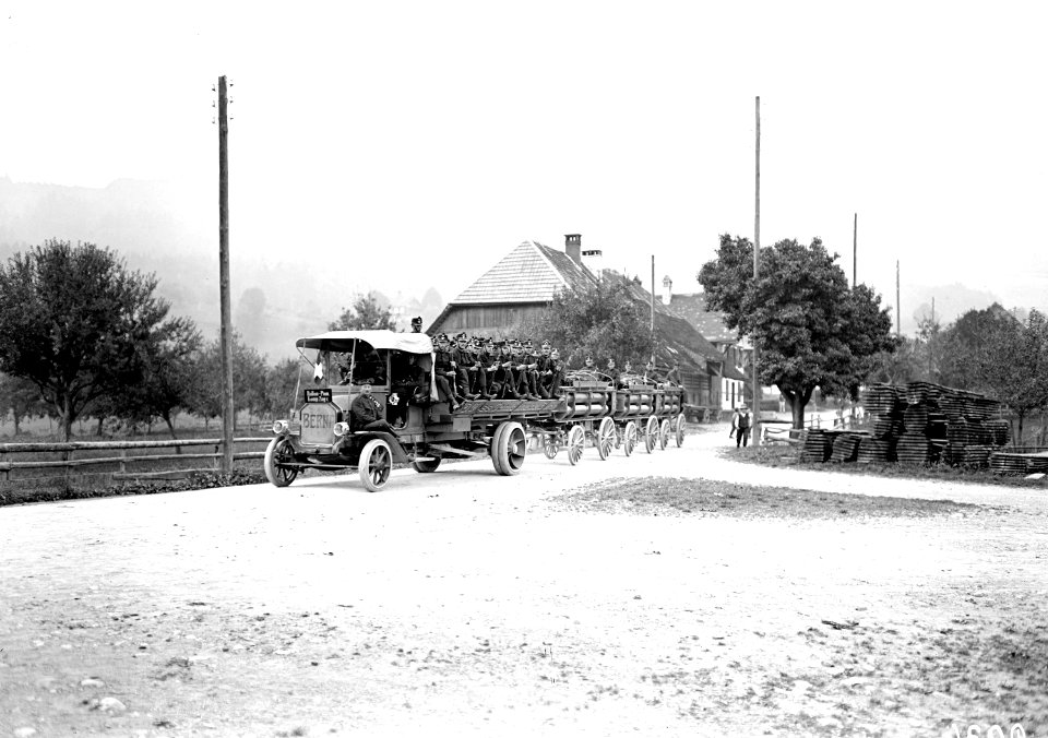 Lastwagen mit Bedienmannschaft und drei Wagen mit Gasflaschen - CH-BAR - 3239064