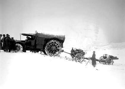 Lastwagen samt Haubitze blieb stecken - CH-BAR - 3241014