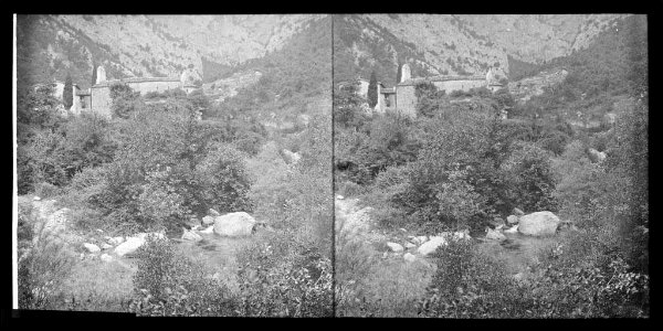 Lateral de l'ermita de Sant Aniol d'Aguja
