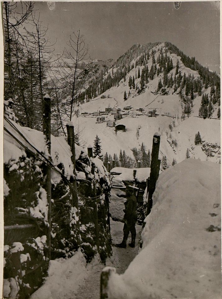 Laufgraben bei Lasta des 2.Tiroler Kaiserjägerregiments mit Aussicht auf Ort Cherz und Cherzberg (BildID 15735796)