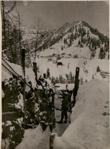 Laufgraben bei Lasta des 2.Tiroler Kaiserjägerregiments mit Aussicht auf Ort Cherz und Cherzberg (BildID 15735796)