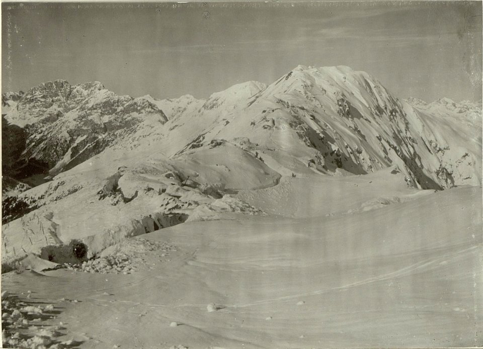 Laufgräben auf den Köderköpfen, links Mooskofl, rechts Polinik, Köderhöhe. (BildID 15464067)