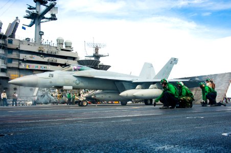 Launch from USS George Washington 140921-N-ZK360-054