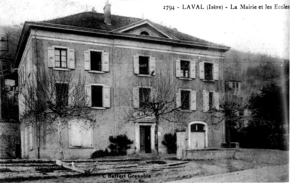Laval, la mairie et les écoles en 1908, p 112 de L'Isère les 533 communes - C Baffert à Grenoble