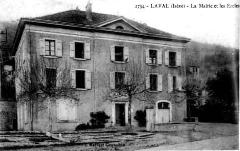 Laval, la mairie et les écoles en 1908, p 112 de L'Isère les 533 communes - C Baffert à Grenoble photo