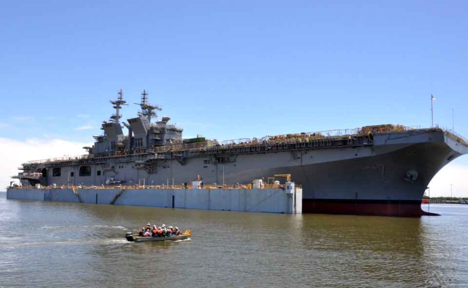 Launch of USS Tripoli (LHA-7) at Huntington Ingalls Industries in Pascagoula on 1 May 2017