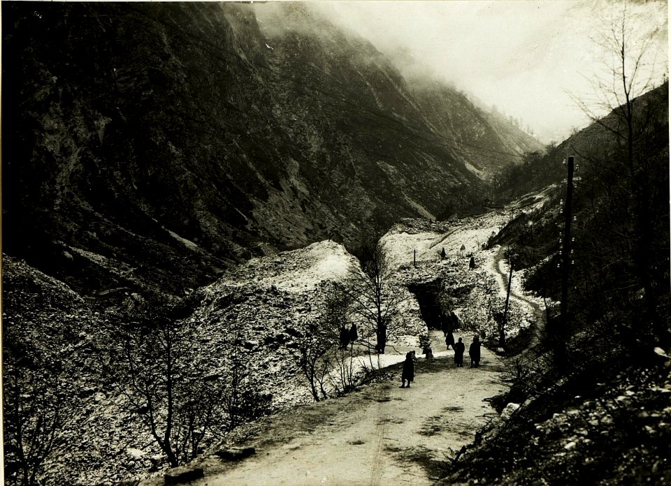 Lawinenbeet der Rombonlawine zwischen Flitscherklause und Pustina. (8-4.1917.) (BildID 15499714)