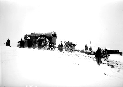 Lastwagen mit einer 15cm Haubitze angehängt im Schnee - CH-BAR - 3241020