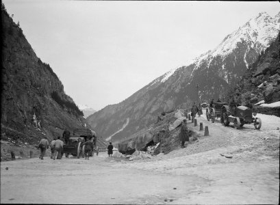 Lastwagen und Traktor auf Rückfahrt von Gotthardstrasse - CH-BAR - 3241109