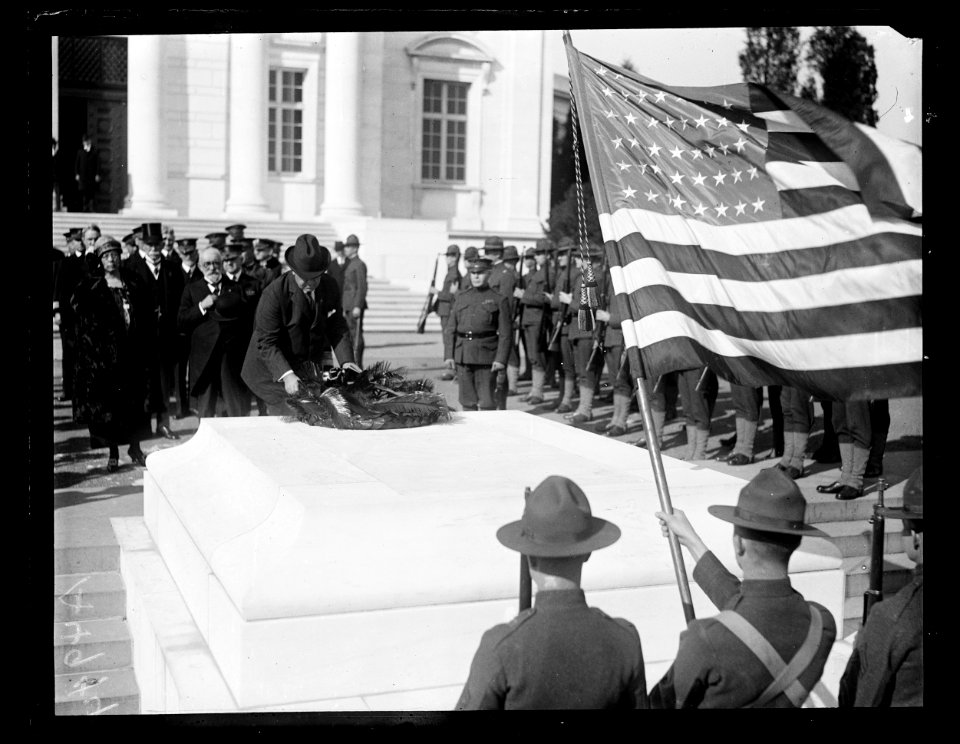 Laying wreath on the Tomb of the Unknown soldier, Arlington National Cemetery, Arlington, Virginia LCCN2016891768