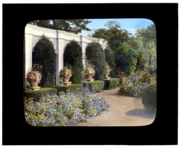Lathrop Colgate house, Bedford Village, New York. Trellis LCCN2008676093