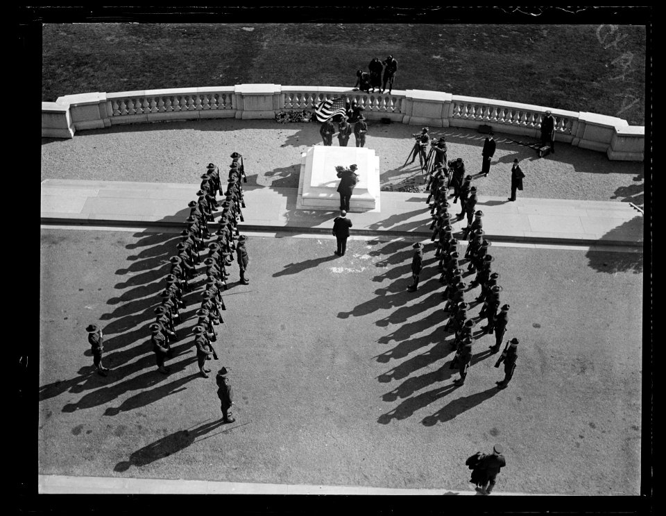 Laying wreath on the Tomb of the Unknown soldier, Arlington National Cemetery, Arlington, Virginia LCCN2016891769