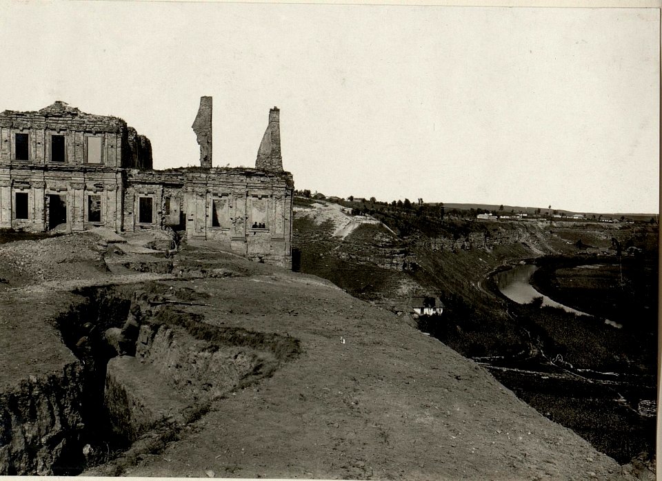 Laufgraben durch die Ruine Skala. (BildID 15531387)