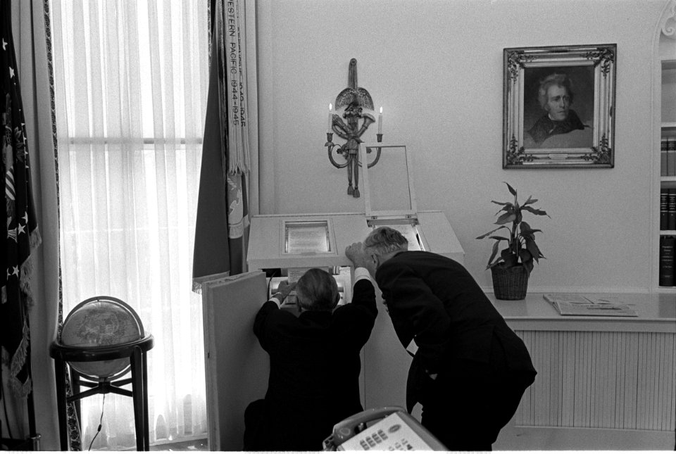 LBJ and Harold Wilson in Oval Office A4216-7