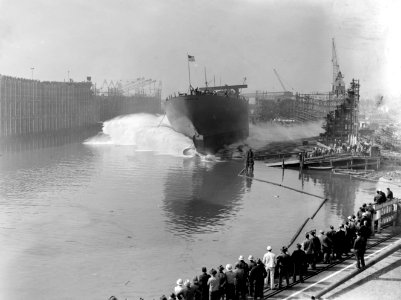 Launch of USS Hamlin (AV-15) at Todd Pacific Shipyards, Tacoma, Washington (USA), 11 January 1944 (7577345)