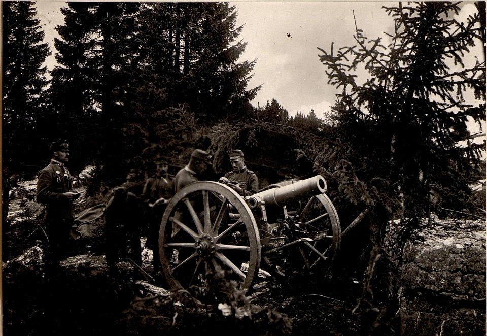 Lavaroneplateau. Alte 10 cm. Feldhaubitzei in Feuerstellung. (BildID 15637194)