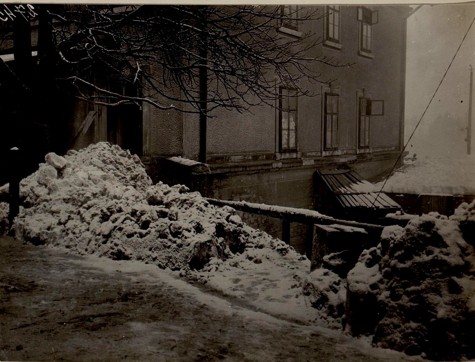 Lawine in Tarvis. Die Lawine staute sich an die Bahnhofsgebäudemauer und stürzte mit der Strassenrampe (Stützmaeur) hinunter zur Feldpost wo sie liegen blieb. (BildID 15483686)
