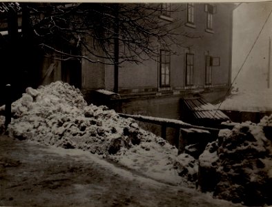Lawine in Tarvis. Die Lawine staute sich an die Bahnhofsgebäudemauer und stürzte mit der Strassenrampe (Stützmaeur) hinunter zur Feldpost wo sie liegen blieb. (BildID 15483686)