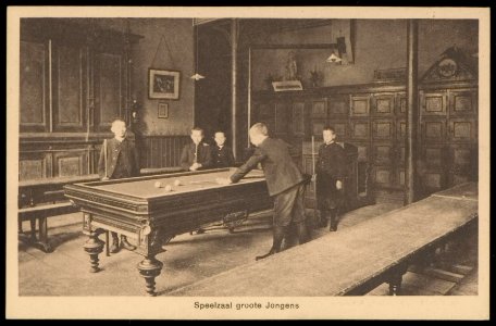 Lauriergracht 105 met de speelzaal van van het R.K. Jongens-weeshuis. Uitgave Brinio, Rotterdam, Afb PBKD00104000006