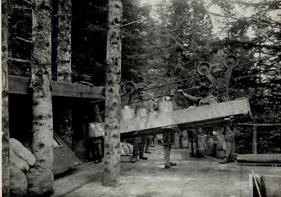 Lavaroneplateau Drahtseilbahnstation Cima di Vezzena. Wagen mit Wasser. (BildID 15639967)