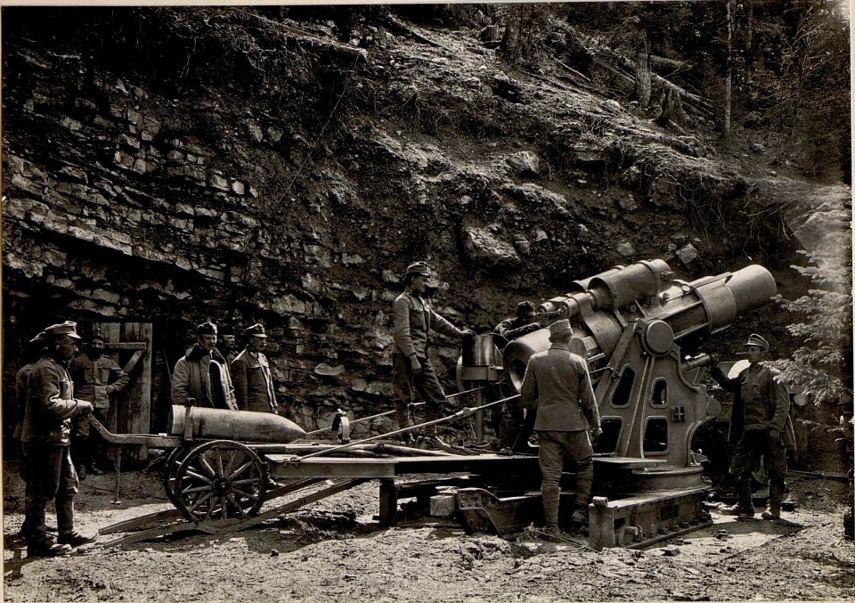 Lavaroneplateau. 30.5 cm Mörser in Feuerstellung. (BildID 15637291)