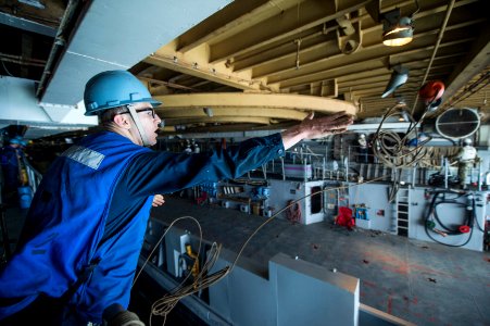 LCU enters USS Denver 140419-N-ZU025-034