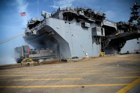 LCAC 89 enters the well deck of the amphibious assault ship USS Iwo Jima (29628614223)