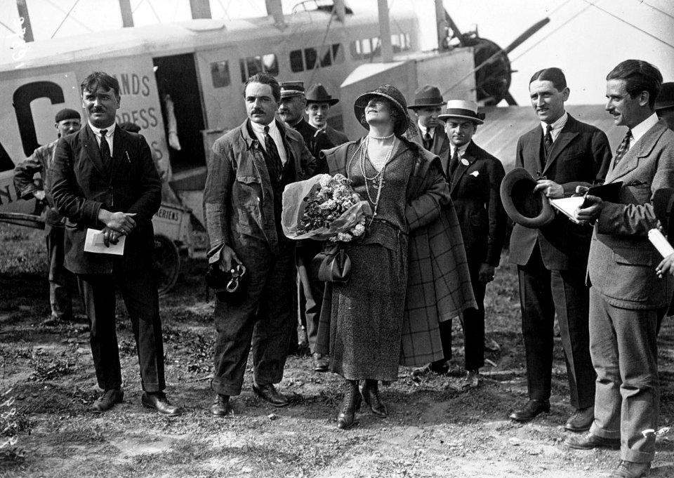 Le Bourget - Mlle Cécile Sorel à côté de son pilote Armand Gaston - (photographie de presse) - Agence Meurisse