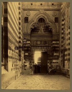 Le Caire. Porte intérieure de la mosquée el-Azhar - Bonfils. LCCN2004668144