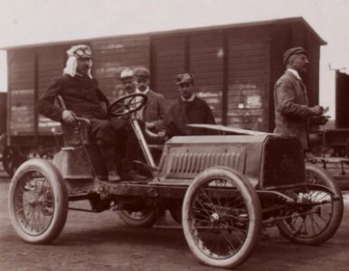 Le Capitaine H. Genty de la Touloubre, premier des voiturettes au Circuit des Ardennes 1904 sur Darracq