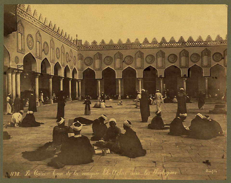 Le Caire. Cour de la mosquée el-Azhar avec les théologiens - Bonfils. LCCN2004668145