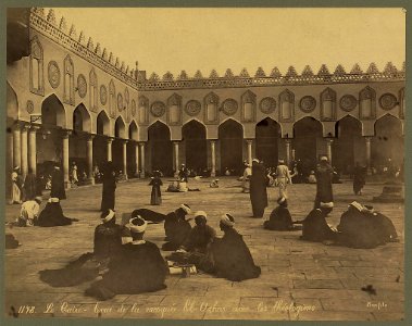 Le Caire. Cour de la mosquée el-Azhar avec les théologiens - Bonfils. LCCN2004668145