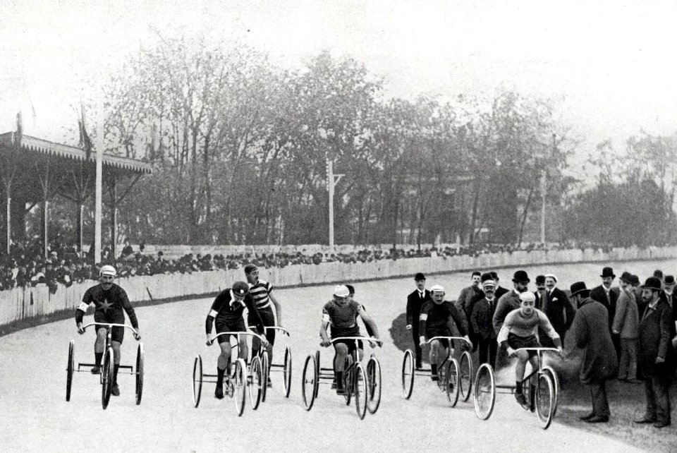 Le championnat de France des 50 kilomètres à tricycle, le 6 novembre 1892 à Buffalo (1er Cassignard, à droite)