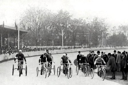 Le championnat de France des 50 kilomètres à tricycle, le 6 novembre 1892 à Buffalo (1er Cassignard, à droite)