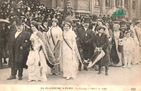 Le cortège de la Reine des Reines de Paris à l'Hôtel de Ville