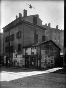 Le Cours Emile-Zola, à Villeurbanne - ancienne poste et ancien commissariat de police, à proximité de la place dite de la Bascule
