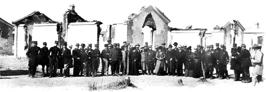 Le Général Commandant en chef, les Ministres de France et de Belgique et les invités à l’inauguration de la voie ferrée de Lou-Kou-Kiao, à Pékin, au milieu des ruines des ateliers de Chan-Sin-Tien