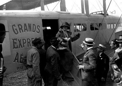 Le Bourget - Mlle Cécile Sorel arrivant de Londres descend d'un Goliath - (photographie de presse) - Agence Meurisse