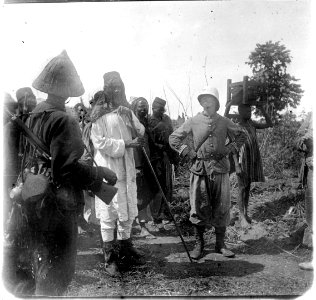 Le capitaine Gouraud et Samory Touré prisonnier, Faran Oualia (Guinée), 16 octobre 1898