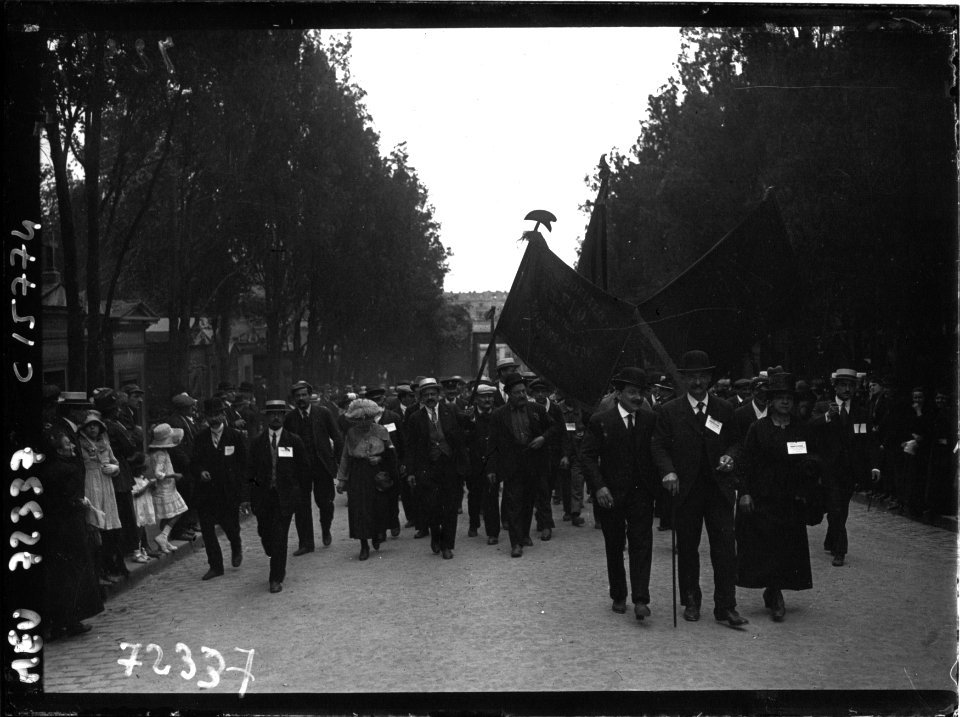 Le mur des Fédérés - entrée des manifestants au Père-Lachaise (Btv1b9031897h f1)