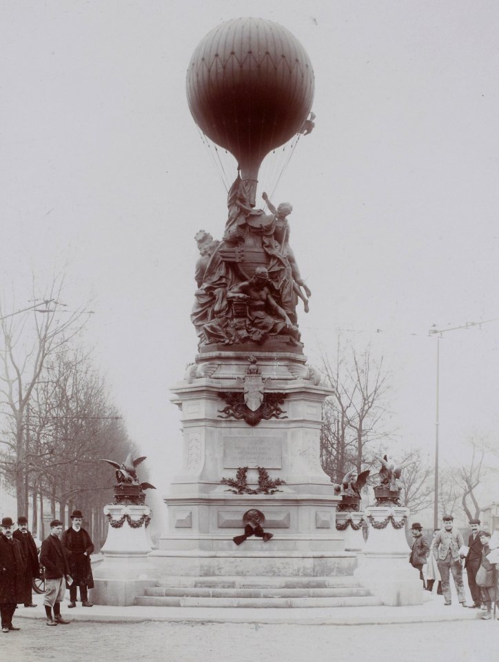 Le monument des Aéronautes de Bartholdi (inauguré à la Fête des Aéronautes du Siège, mémoire du siège de Paris, le 28 janvier 1906)