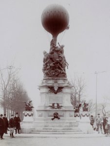 Le monument des Aéronautes de Bartholdi (inauguré à la Fête des Aéronautes du Siège, mémoire du siège de Paris, le 28 janvier 1906)