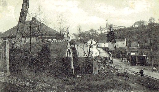 Le passage à niveau rue de Gerlimpont à Walcourt, avec la gare de Gerlimpont en arrière plan vers 1920 - Autre version rognée sans bord