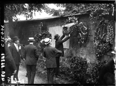 Le mur des Fédérés - les manifestants déposent des couronnes (Btv1b9031902c f1)