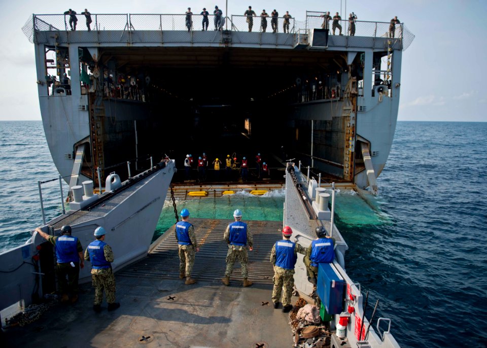 LCU 1646 approaches USS Tortuga. (8468330472)