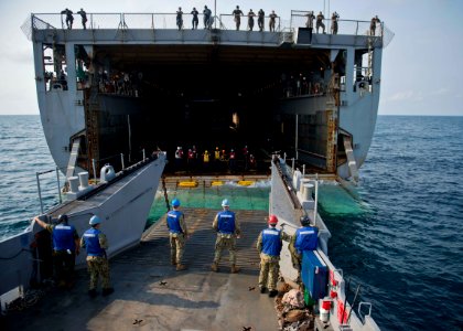 LCU 1646 approaches USS Tortuga. (8468330472)