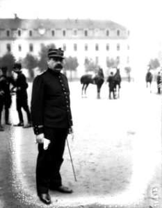 Le 3-6-1910, Caserne des Tourelles (Paris), dégradation de Michel (soldat assassin), clerc-commis greffier au 2e conseil de guerre de Paris - (photographie de presse) - (Agence Rol)